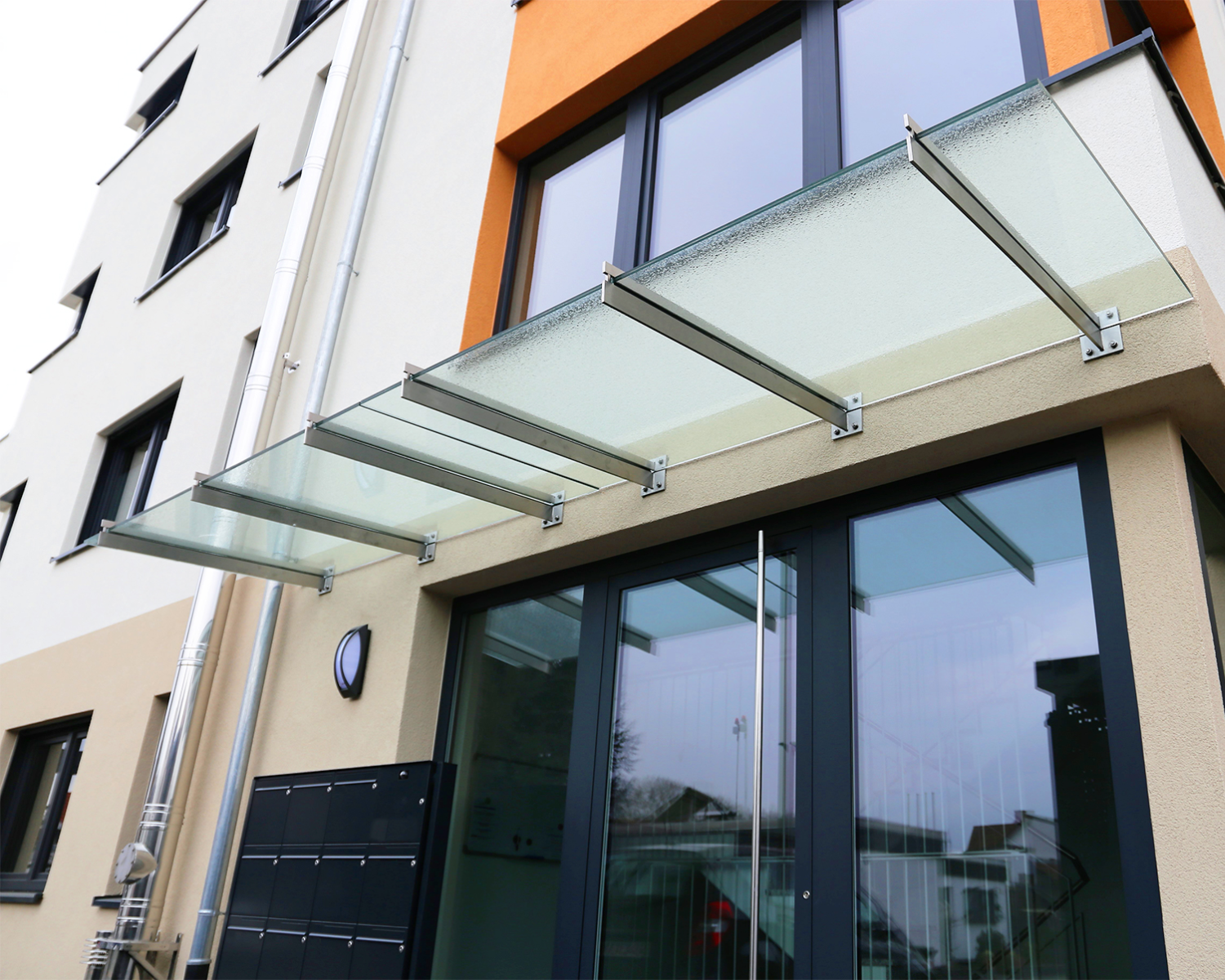 Vivienda con placas solares instaladas con un sistema de soportación para paneles fotovoltaicos de CELO